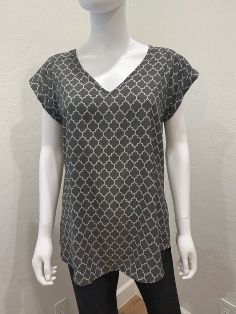 Express Gray and White V-Neck Trellis Print Blouse